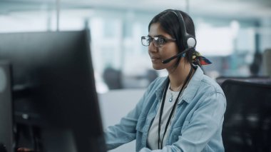 Otantik Ofis: Hevesli Siyah Bilişim Programcısı Masaüstü Bilgisayarında Çalışmaya Başladı. Erkek Web Sitesi Geliştiricisi, Yazılım Mühendisi Geliştirme Uygulaması, Video Oyunu. Kodlama Programlama Dili ile Uçbirim