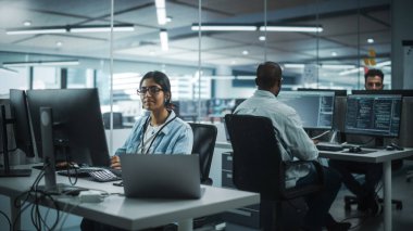 Otantik Ofis: Hevesli Siyah Bilişim Programcısı Masaüstü Bilgisayarında Çalışmaya Başladı. Erkek Web Sitesi Geliştiricisi, Yazılım Mühendisi Geliştirme Uygulaması, Video Oyunu. Kodlama Programlama Dili ile Uçbirim