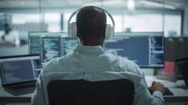 Otantik Ofis: Hevesli Siyah Bilişim Programcısı Masaüstü Bilgisayarında Çalışmaya Başladı. Erkek Web Sitesi Geliştiricisi, Yazılım Mühendisi Geliştirme Uygulaması, Video Oyunu. Kodlama Programlama Dili ile Uçbirim