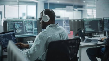 Otantik Ofis: Hevesli Siyah Bilişim Programcısı Masaüstü Bilgisayarında Çalışmaya Başladı. Erkek Web Sitesi Geliştiricisi, Yazılım Mühendisi Geliştirme Uygulaması, Video Oyunu. Kodlama Programlama Dili ile Uçbirim