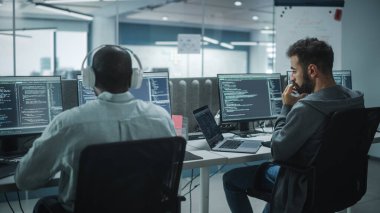 Otantik Ofis: Hevesli Siyah Bilişim Programcısı Masaüstü Bilgisayarında Çalışmaya Başladı. Erkek Web Sitesi Geliştiricisi, Yazılım Mühendisi Geliştirme Uygulaması, Video Oyunu. Kodlama Programlama Dili ile Uçbirim