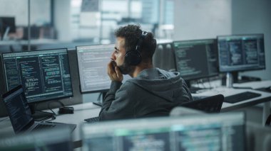 Otantik Ofis: Hevesli Siyah Bilişim Programcısı Masaüstü Bilgisayarında Çalışmaya Başladı. Erkek Web Sitesi Geliştiricisi, Yazılım Mühendisi Geliştirme Uygulaması, Video Oyunu. Kodlama Programlama Dili ile Uçbirim