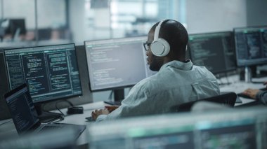 Otantik Ofis: Hevesli Siyah Bilişim Programcısı Masaüstü Bilgisayarında Çalışmaya Başladı. Erkek Web Sitesi Geliştiricisi, Yazılım Mühendisi Geliştirme Uygulaması, Video Oyunu. Kodlama Programlama Dili ile Uçbirim