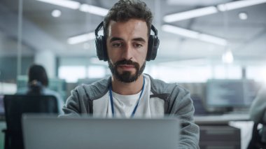Otantik Ofis: Hevesli Siyah Bilişim Programcısı Masaüstü Bilgisayarında Çalışmaya Başladı. Erkek Web Sitesi Geliştiricisi, Yazılım Mühendisi Geliştirme Uygulaması, Video Oyunu. Kodlama Programlama Dili ile Uçbirim