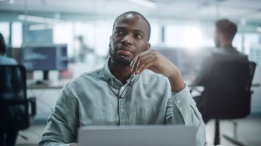 Otantik Ofis: Hevesli Siyah Bilişim Programcısı Masaüstü Bilgisayarında Çalışmaya Başladı. Erkek Web Sitesi Geliştiricisi, Yazılım Mühendisi Geliştirme Uygulaması, Video Oyunu. Kodlama Programlama Dili ile Uçbirim