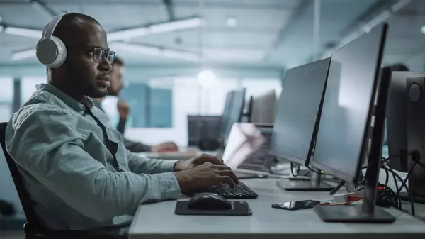 Authentic Office Enthusiastic Musta Ohjelmoija Alkaa Työstää Pöytätietokonetta Mies Verkkosivusto — kuvapankkivalokuva