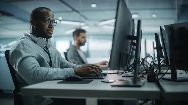 Authentic Office Enthusiastic Black Programmer Begynner Arbeide Stasjonær Datamaskin Male – stockfoto