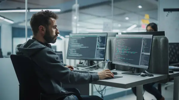 Authentiek Office Enthousiaste Black Programmer Begint Werken Desktop Computer Mannelijke — Stockfoto