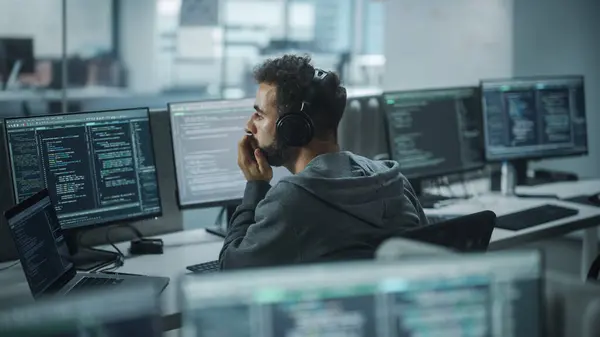 Authentic Office Enthusiastic Black Programmer Begynner Arbeide Stasjonær Datamaskin Male – stockfoto