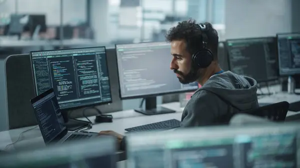 Authentic Office Enthusiastischer Schwarzer Programmierer Beginnt Mit Der Arbeit Desktop — Stockfoto