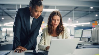 Beyaz Ceket Giyen Güzel Mutlu Genç Bir Kadın 'ın Portresi, Kameraya Bakıyor, Poz Veriyor ve Çekici Gülümsüyor. Kahverengi gözlü başarılı esmer kadın çeşitli şirketlerde çalışıyor..