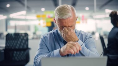 Beyaz Ceket Giyen Güzel Mutlu Genç Bir Kadın 'ın Portresi, Kameraya Bakıyor, Poz Veriyor ve Çekici Gülümsüyor. Kahverengi gözlü başarılı esmer kadın çeşitli şirketlerde çalışıyor..