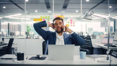 Beyaz Ceket Giyen Güzel Mutlu Genç Bir Kadın 'ın Portresi, Kameraya Bakıyor, Poz Veriyor ve Çekici Gülümsüyor. Kahverengi gözlü başarılı esmer kadın çeşitli şirketlerde çalışıyor..