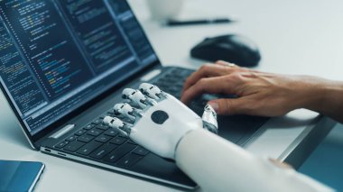 Eller: Dizüstü bilgisayarda çalışmak için protez kol kullanan engelli programcı. Yazılım için Kod Yazmak için Uzman Swift ve Doğal Miyoelektrik Biyonik El Kullanımı