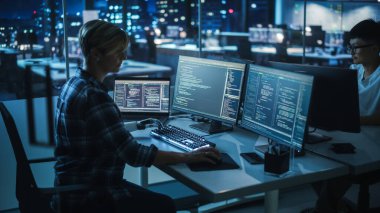 Gece Ofisi: Engelli Programcı Bilgisayar Klavyesinde Çalışmak İçin Protez Kol Kullanıyor. Geceleri yazılımın kodunu yazmak için miyoelektrik biyonik elin hızlı ve doğal kullanımı.