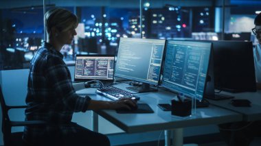 Gece Ofisi: Engelli Programcı Bilgisayar Klavyesinde Çalışmak İçin Protez Kol Kullanıyor. Geceleri yazılımın kodunu yazmak için miyoelektrik biyonik elin hızlı ve doğal kullanımı.