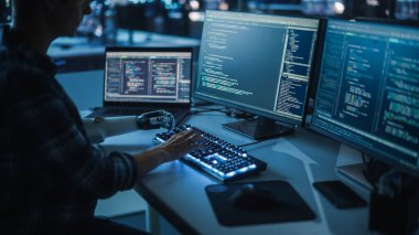 Gece Ofisi: Engelli Programcı Bilgisayar Klavyesinde Çalışmak İçin Protez Kol Kullanıyor. Geceleri yazılımın kodunu yazmak için miyoelektrik biyonik elin hızlı ve doğal kullanımı.