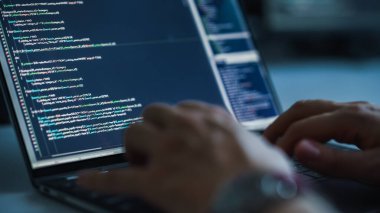 Masaüstü Bilgisayar Klavyesinde Yazan Kişinin Ellerine Odaklan. Ekranlar Kodlama Dili Kullanıcı Arayüzünü Göster. Yazılım Mühendisi Yenilikçi E-Ticaret Uygulaması Yarat. Program Geliştirme