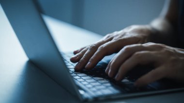 Yakın plan Statik Çekim: Klavyede Yazan Klavye. Çalışmak, e-posta yazmak, İnternet kullanmak, kodlama yapmak, yazılım programlamak, e-ticaret projesi veya e-ticaret müşteri hizmetleri geliştirmek