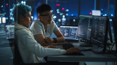 Gece Çeşitli Ofislerde Ekip Çalışması: Proje Yöneticisi Yaratıcı Çözümler Uzmanıyla Görüşüyor, Uygulama Kodu Bilgisayarını tartışıyorlar. Moda Profesyonelleri Programlama, E-Ticaret Yazılımı Oluştur