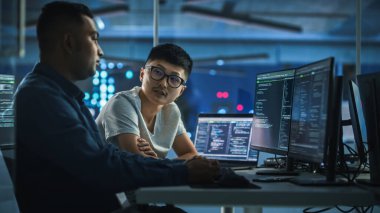 Gece Çeşitli Ofislerde Ekip Çalışması: Proje Yöneticisi Yaratıcı Çözümler Uzmanıyla Görüşüyor, Uygulama Kodu Bilgisayarını tartışıyorlar. Moda Profesyonelleri Programlama, E-Ticaret Yazılımı Oluştur