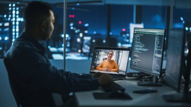 Gece Uzaktan Takım Çalışması: Proje Yöneticisi Yaratıcı Çözümler Uzmanı Via Video Konferansı Çağrısı ile Görüşüyor. Uluslararası Girişim Uzmanları Beyin Fırtınası İçin Çevrimiçi Toplantı Yapıyor