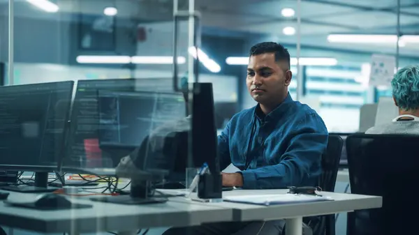 Monipuolisessa Toimistossa Komea Intialainen Mies Joka Työskentelee Pöytätietokoneella Professional Ohjelmoija — kuvapankkivalokuva