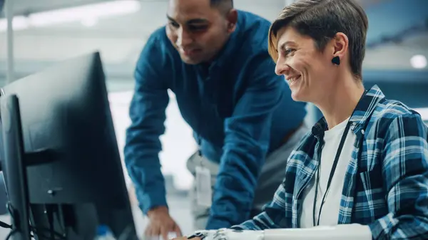 Teamwork Diverse Office Smilende Prosjektleder Snakker Med Happy Woman Disability – stockfoto