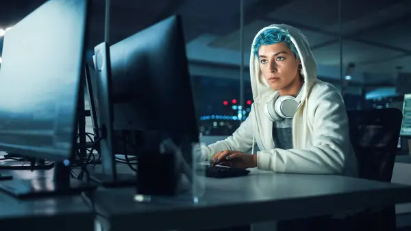 Tarde Noite Escritório Retrato Jovem Elegante Freelancer Mulher Trabalhando Computador — Fotografia de Stock