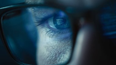 Bilgisayar üzerinde çalışan yazılım mühendisinin yakın plan portresi, Gözlüklere Yansıyan Kod Satırı. Büyük Veri Yapay Zekası kullanarak Yenilikçi E-Ticaret Uygulaması üzerinde çalışan geliştirici. Şık Makro Göz Çekimi