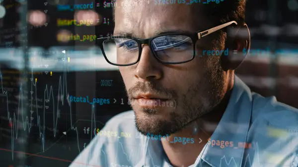 Крупный План Портрет Инженера Программиста Работающего Компьютере Линия Кода Run — стоковое фото