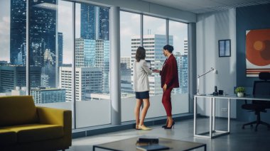 Büyük Şehir Ofisi CEO 'su ve Yatırım Yöneticisi Sohbeti' nin İki Kadın Ortağı Ekibi Laptop Bilgisayar Kullan. Başarılı Kadınlar E-Ticaret Yazılım İstatistikleri, Büyüme Hakkında Veri Analizi Tartışıyor