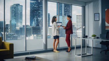 Büyük Şehir Ofisi CEO 'su ve Yatırım Yöneticisi Sohbeti' nin İki Kadın Ortağı Ekibi Laptop Bilgisayar Kullan. Başarılı Kadınlar E-Ticaret Yazılım İstatistikleri, Büyüme Hakkında Veri Analizi Tartışıyor