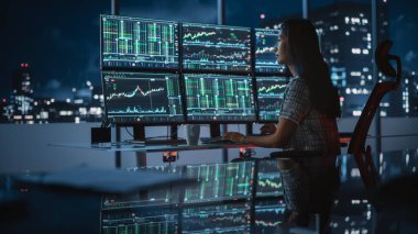 Finansal Analizci, Multi-Monitor Workstation ve Real-time Borsa ve Borsa Çizelgeleri ile bir bilgisayar üzerinde çalışıyor. İş kadını Yatırım Bankası Ofisinde Kahve İçiyor.