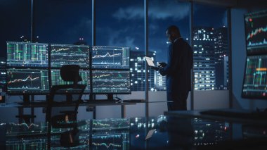 Finansal Analizci Laptop Bilgisayar Kullanıyor, Gerçek zamanlı borsa ve borsa grafikleriyle Çoklu Monitör Çalışma İstasyonunun yanında duruyor. Broker Ajansı 'nda çalışan bir iş adamı..