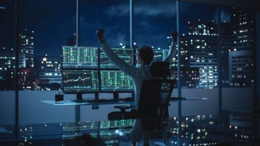 Borsa komisyoncusu, Multi-Monitor Workstation ve Real-time Yatırım, Emtialar ve Dış Döviz Çizelgeleri ile bir bilgisayar üzerinde çalışıyor. Başarılı İşadamı Ticareti Kazanmak İçin Havayı Yumrukladı.