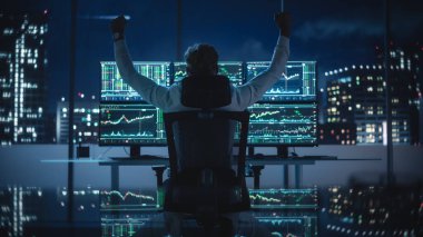 Borsa komisyoncusu, Multi-Monitor Workstation ve Real-time Yatırım, Emtialar ve Dış Döviz Çizelgeleri ile bir bilgisayar üzerinde çalışıyor. Başarılı İşadamı Ticareti Kazanmak İçin Havayı Yumrukladı.