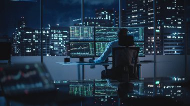Gerçek zamanlı hisse senetleri, emtialar ve borsa grafikleri ile birlikte Multi-Monitor Workstation ile bilgisayar üzerinde çalışan finansal analist. Bir Banka Ofisinde Bir Sonraki Yatırım Ticareti Müzakeresi.