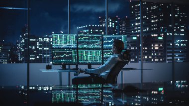 Gerçek zamanlı hisse senetleri, emtialar ve borsa grafikleri ile birlikte Multi-Monitor Workstation ile bilgisayar üzerinde çalışan finansal analist. Usta İşadamı Bir Sonraki Yatırım Ticareti Konusunda Görüşüyor.