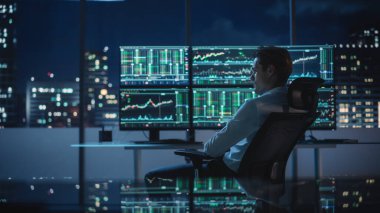 Gerçek zamanlı hisse senetleri, emtialar ve borsa grafikleri ile birlikte Multi-Monitor Workstation ile bilgisayar üzerinde çalışan finansal analist. Bir Banka Ofisinde Bir Sonraki Yatırım Ticareti Müzakeresi.