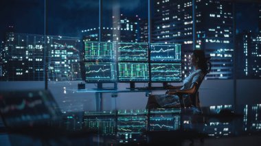 Finansal Analizci, Multi-Monitor Workstation ve Real-time Borsa ve Borsa Çizelgeleri ile bir bilgisayar üzerinde çalışıyor. Yatırım Komisyonculuğu Bürosu İş Kadınları Gecesi.