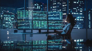 Finansal Analizci, Multi-Monitor Workstation ve Real-time Borsa ve Borsa Çizelgeleri ile bir bilgisayar üzerinde çalışıyor. Yatırım Komisyonculuğu Bürosu İş Kadınları Gecesi.