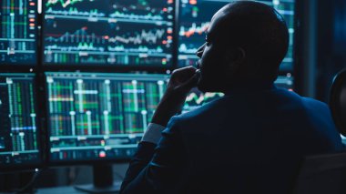 Gerçek zamanlı borsa ve borsa grafikleri ile birlikte Çoklu Monitör Çalışma İstasyonu ile Bilgisayar üzerine çalışan Finans Analistinin Yakın Portresi. Yatırım Ajansındaki İş Kadınları.