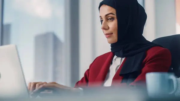 Lähikuva Muotokuva Upea Muslimi Liikenainen Yllään Burka Istuu Hänen Desk — kuvapankkivalokuva