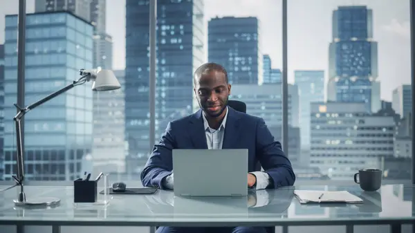 Portrait Successful Black Businessman Working Laptop Computer His Big City — Stock Photo, Image