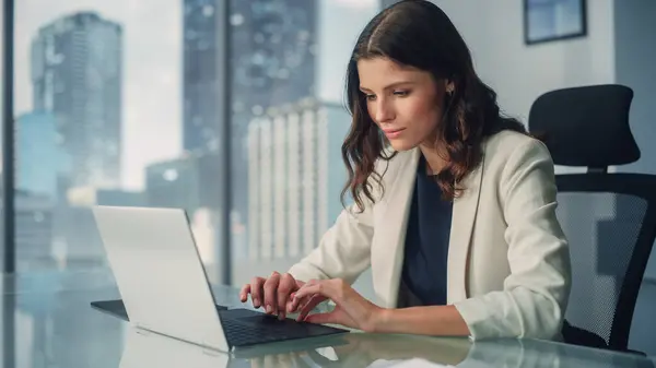 Portrett Unge Vellykkede Hvite Forretningskvinne Som Sitter Desk Working Laptop – stockfoto
