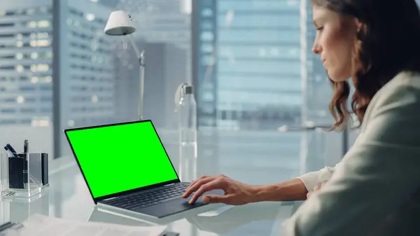 Unge Vellykket Forretningskvinne Sitter Skrivebordet Jobber Green Screen Chroma Key – stockfoto