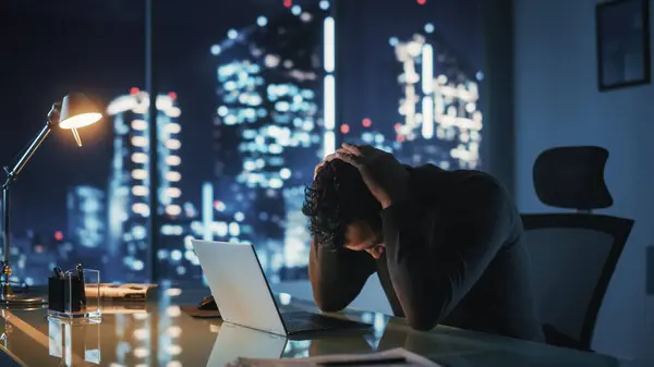 Muotokuva Stressaantunut Liikemies Työskentelee Kannettavan Tietokoneen Hänen Suurkaupungin Toimistossa Yöllä — kuvapankkivalokuva