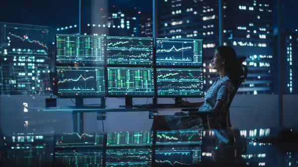 金融分析师在多台实时股票 大宗商品和外汇市场图表监控工作站的计算机上工作 在投资经纪公司工作的女商人 — 图库照片