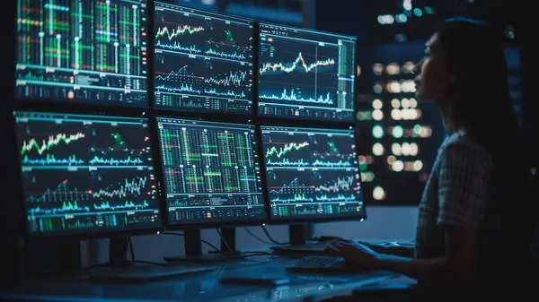 金融分析师在多台实时股票 大宗商品和外汇市场图表监控工作站的计算机上工作 在投资经纪公司工作的女商人 — 图库照片